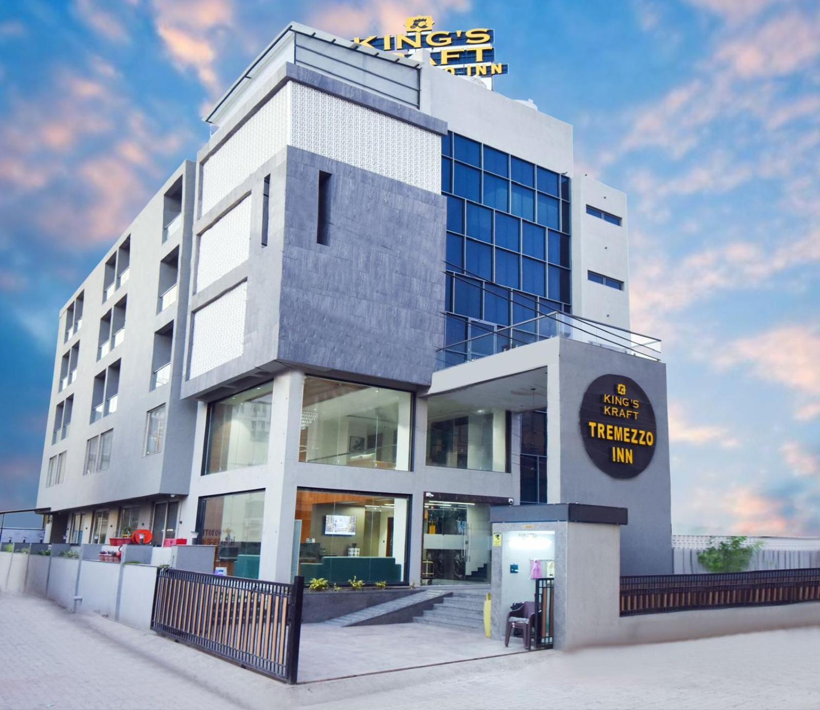 Kings Kraft Tremezzo Inn, Somnath Ngoại thất bức ảnh