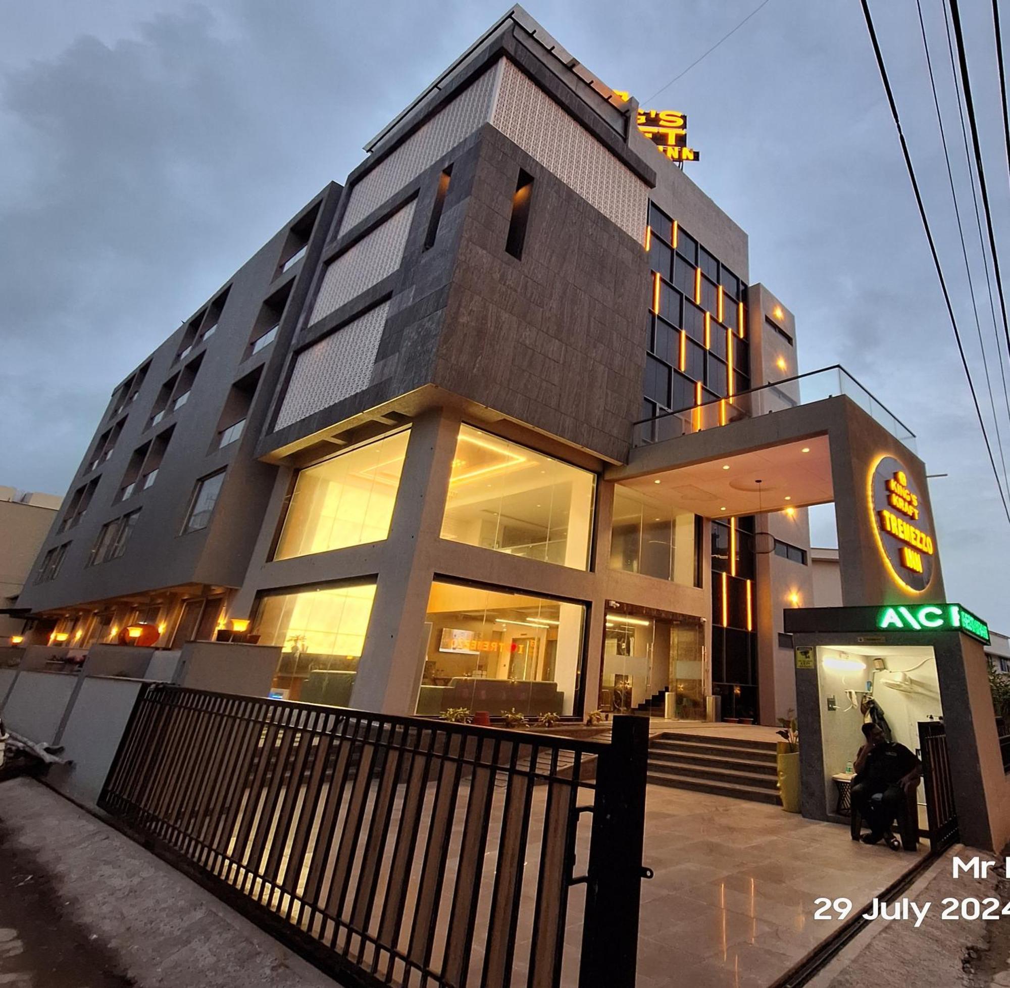 Kings Kraft Tremezzo Inn, Somnath Ngoại thất bức ảnh