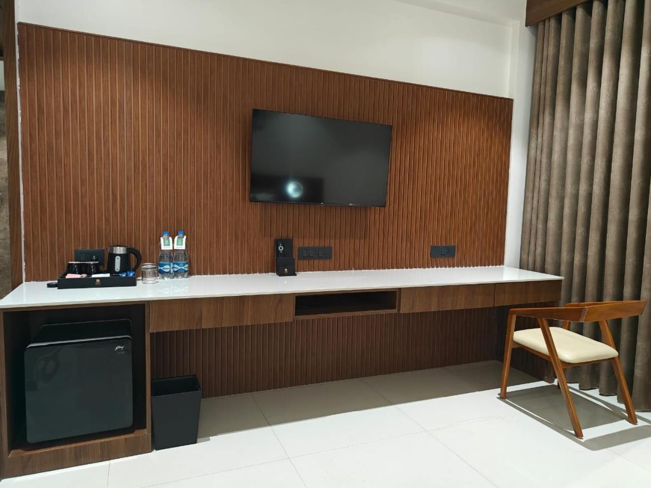 Kings Kraft Tremezzo Inn, Somnath Ngoại thất bức ảnh