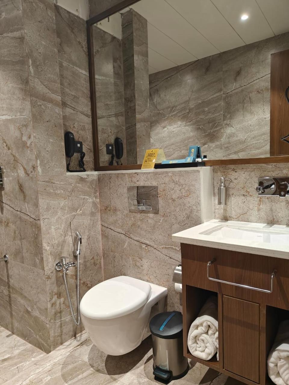 Kings Kraft Tremezzo Inn, Somnath Ngoại thất bức ảnh