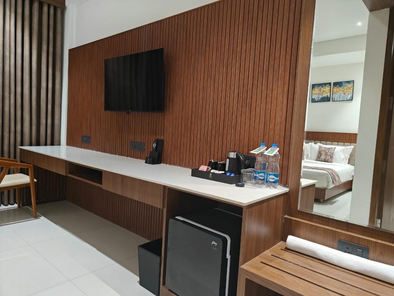 Kings Kraft Tremezzo Inn, Somnath Ngoại thất bức ảnh