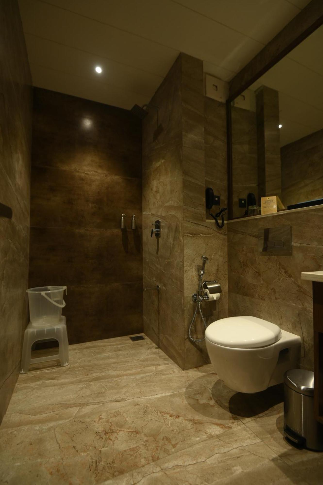 Kings Kraft Tremezzo Inn, Somnath Ngoại thất bức ảnh