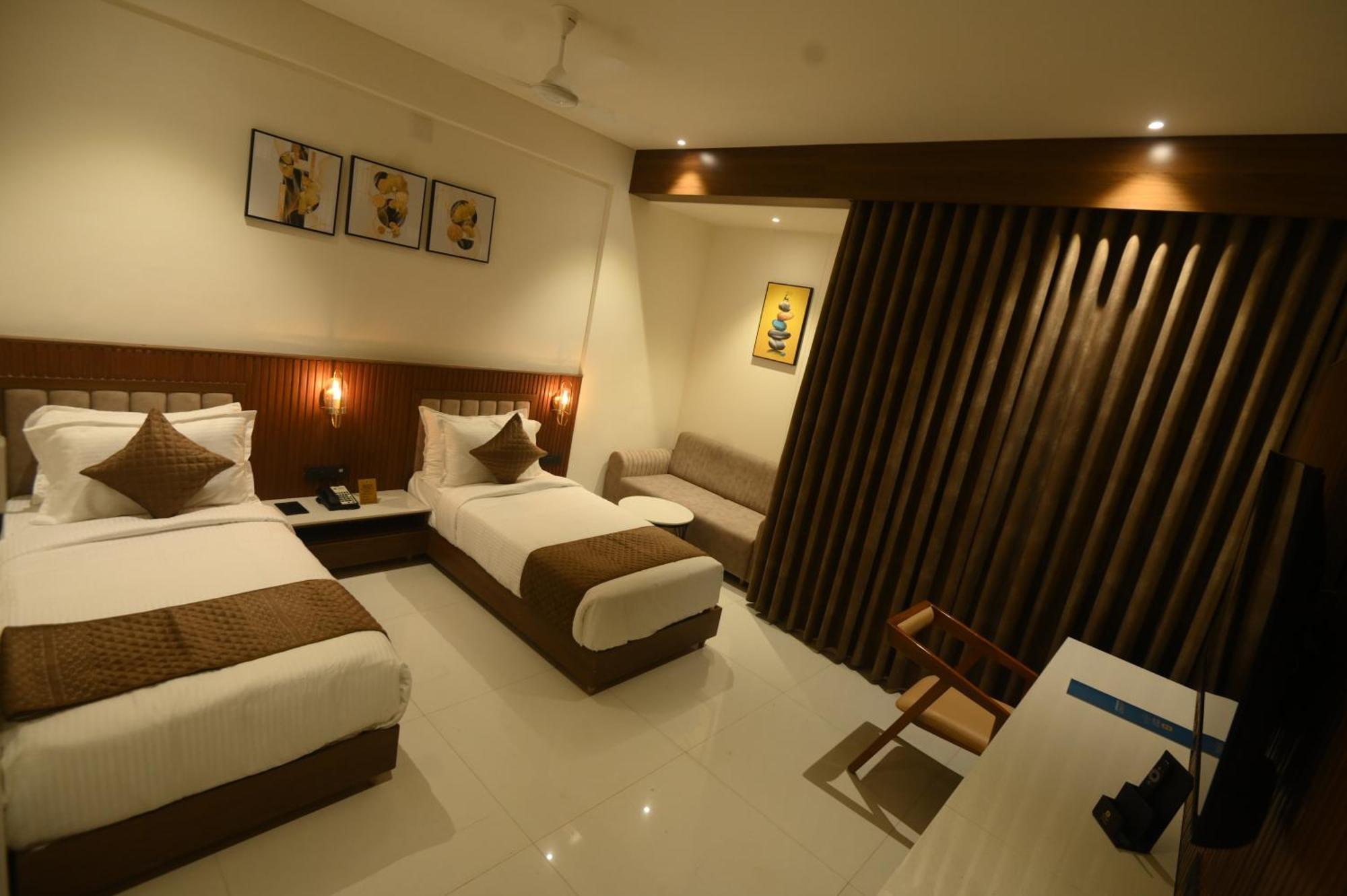 Kings Kraft Tremezzo Inn, Somnath Ngoại thất bức ảnh