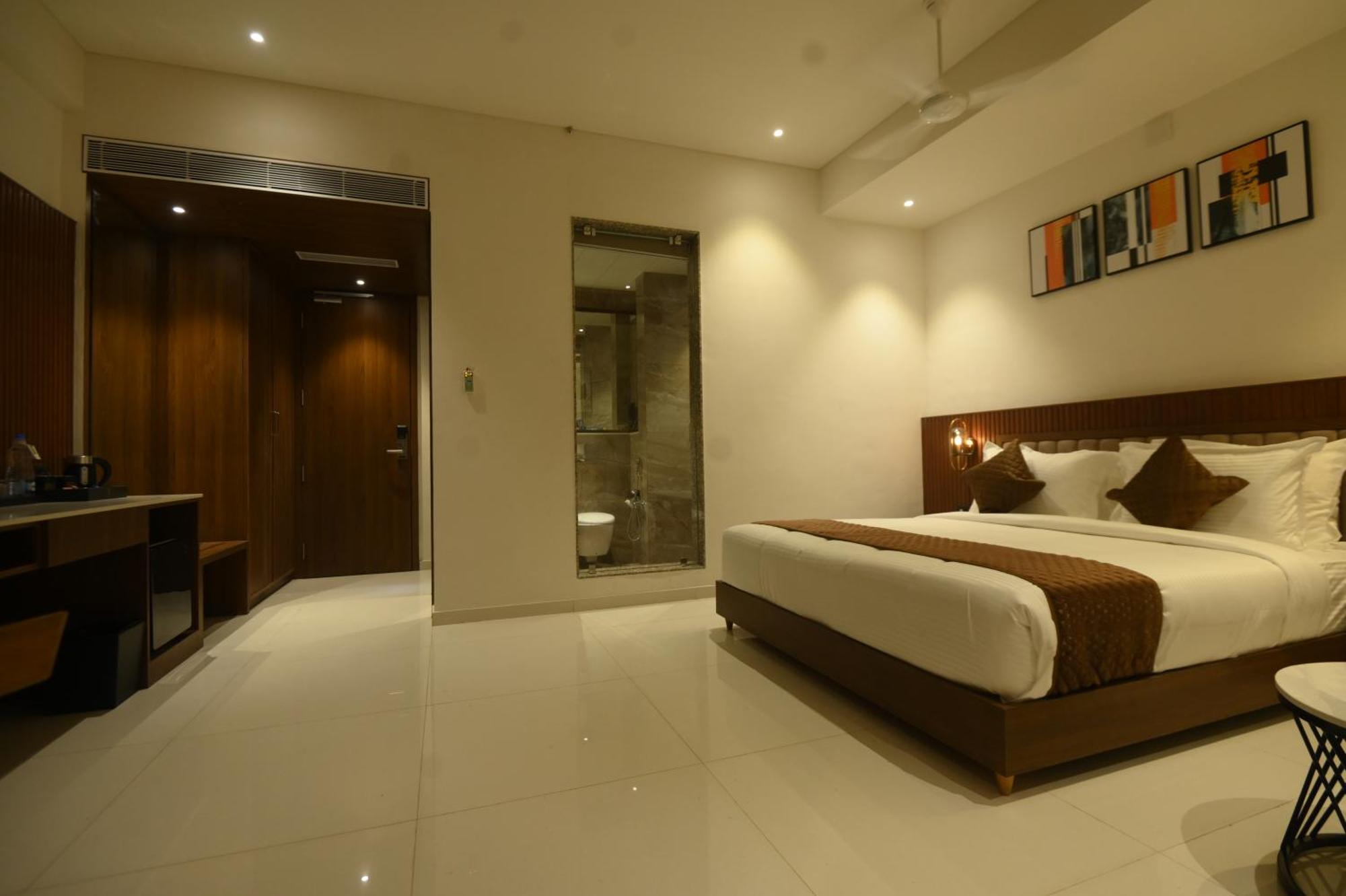 Kings Kraft Tremezzo Inn, Somnath Ngoại thất bức ảnh