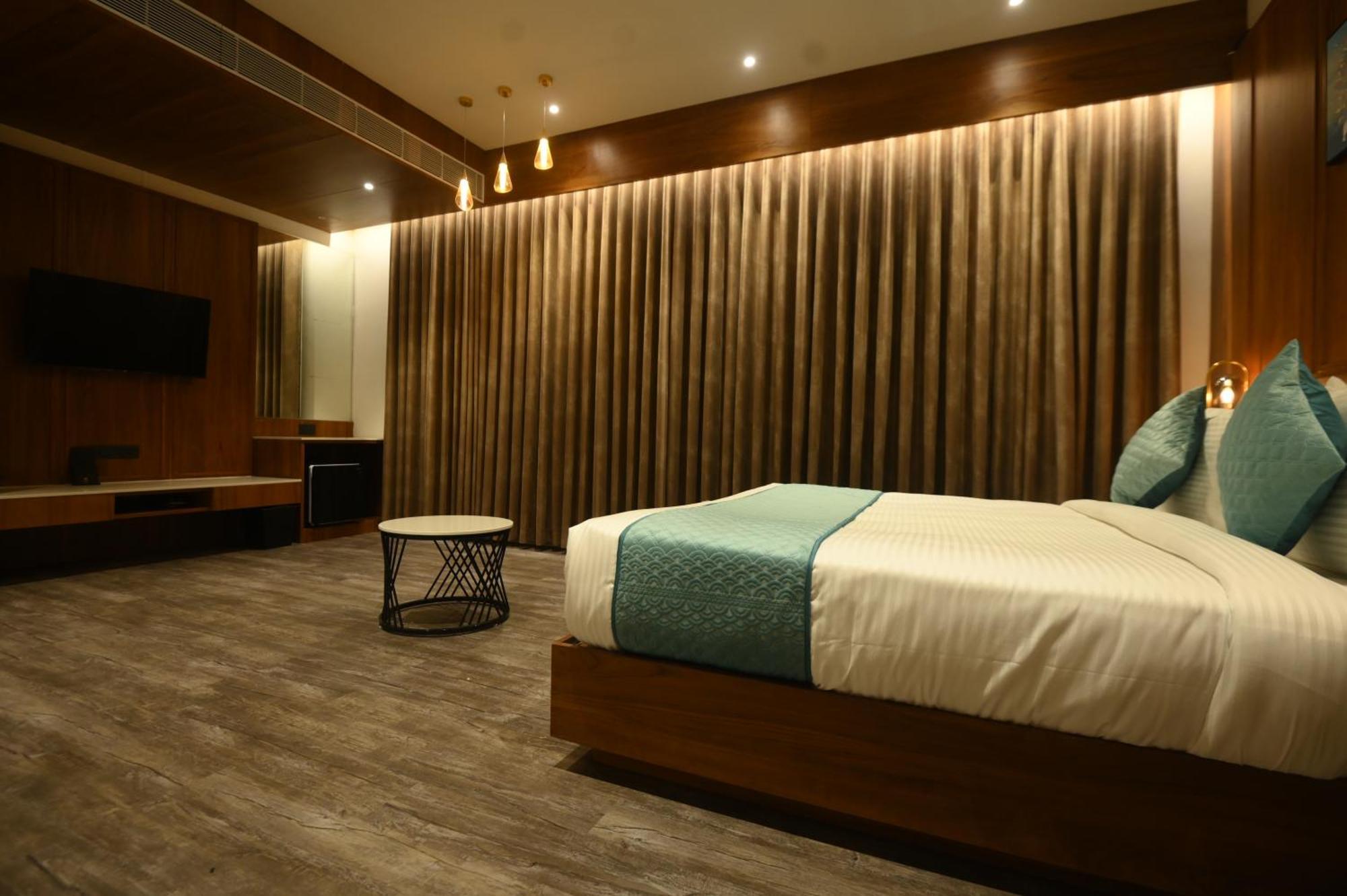 Kings Kraft Tremezzo Inn, Somnath Ngoại thất bức ảnh