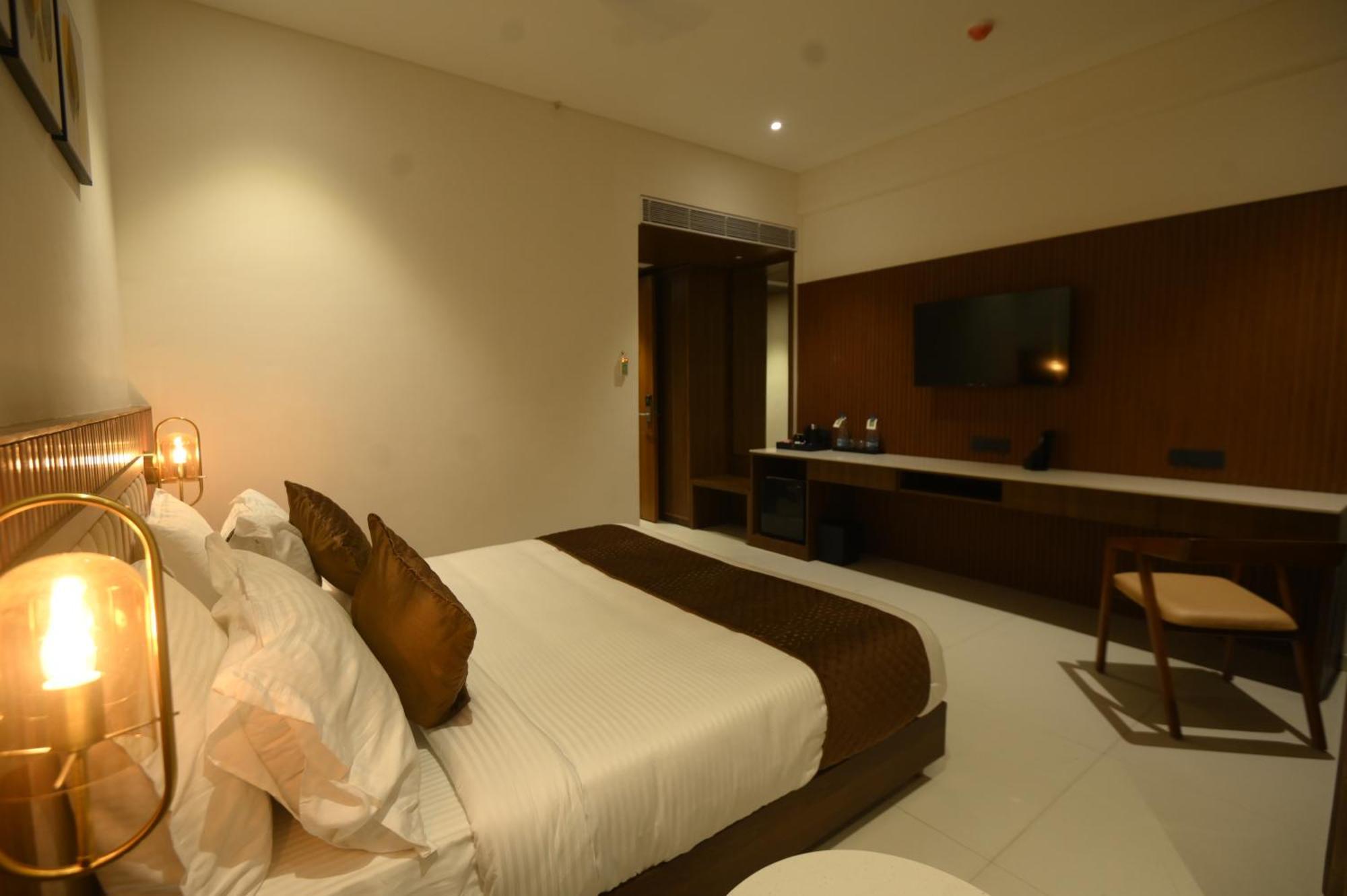 Kings Kraft Tremezzo Inn, Somnath Ngoại thất bức ảnh
