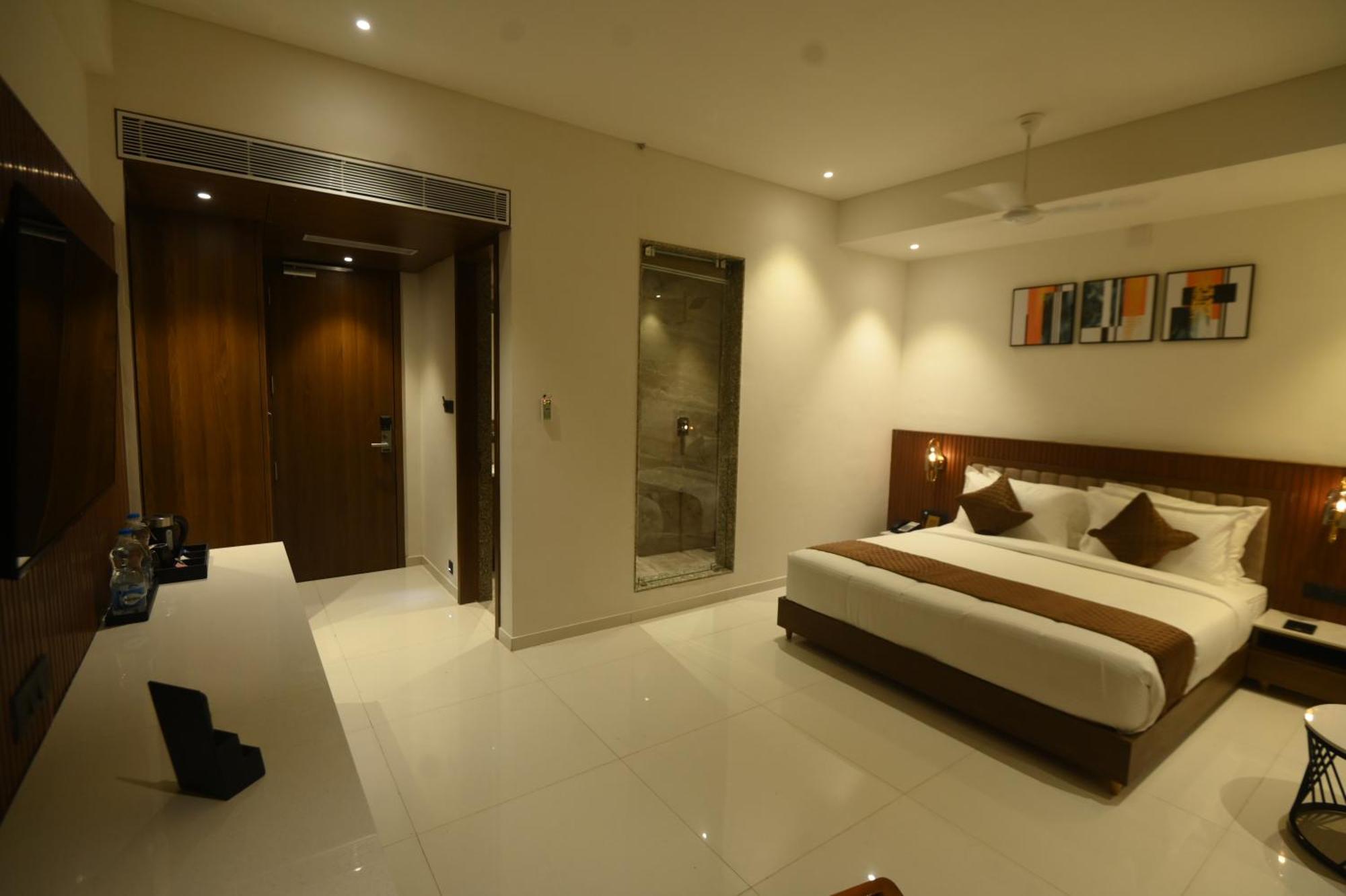 Kings Kraft Tremezzo Inn, Somnath Ngoại thất bức ảnh