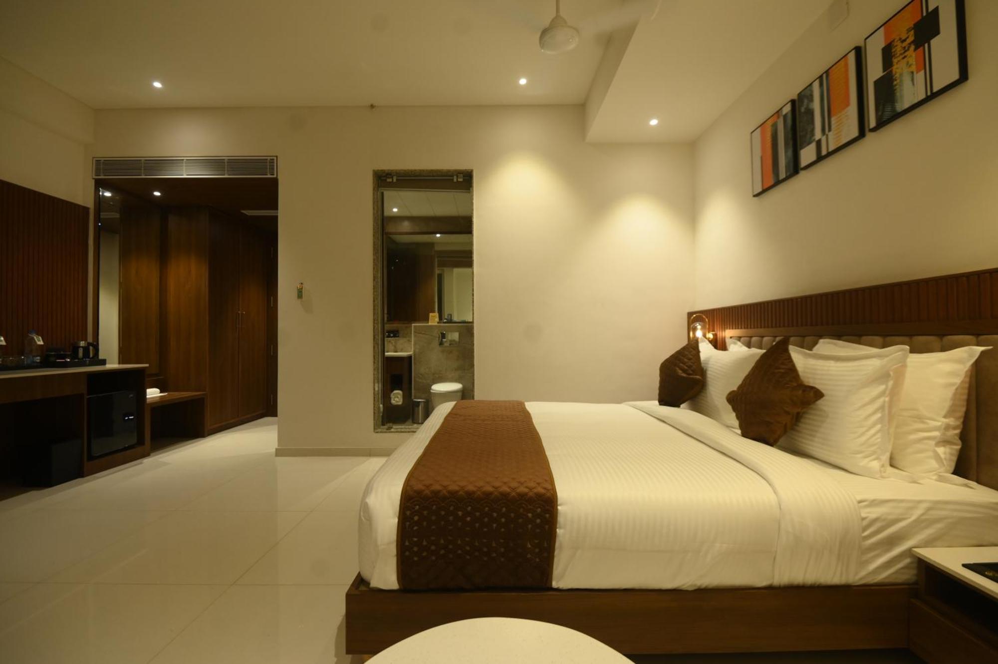 Kings Kraft Tremezzo Inn, Somnath Ngoại thất bức ảnh