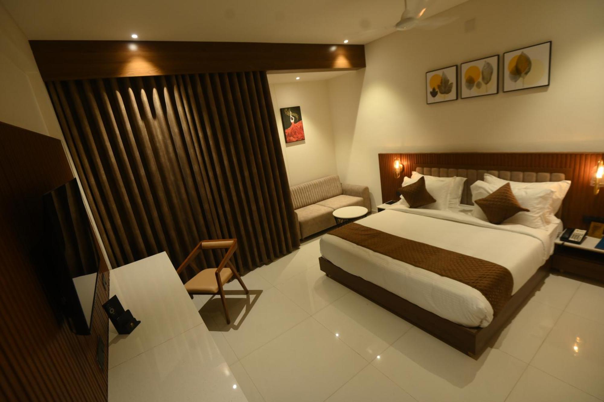 Kings Kraft Tremezzo Inn, Somnath Ngoại thất bức ảnh