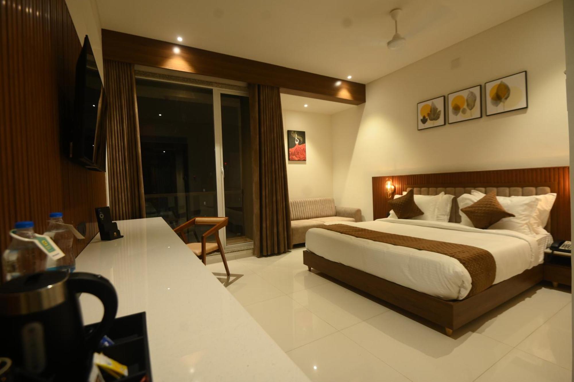 Kings Kraft Tremezzo Inn, Somnath Ngoại thất bức ảnh