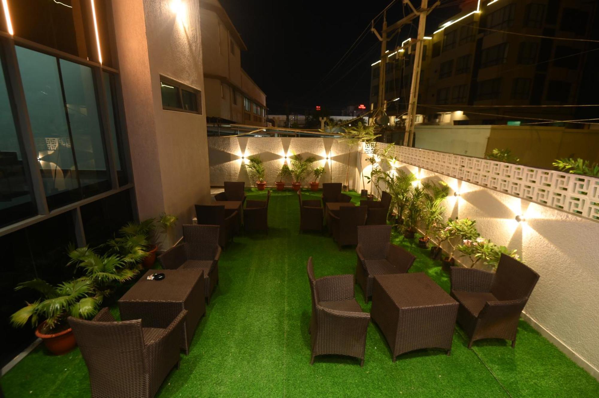 Kings Kraft Tremezzo Inn, Somnath Ngoại thất bức ảnh